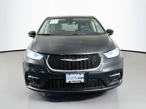 Used 2023 Chrysler Pacifica Touring-L FWD image 2