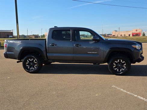 Used 2022 Toyota Tacoma TRD Off-Road image 9