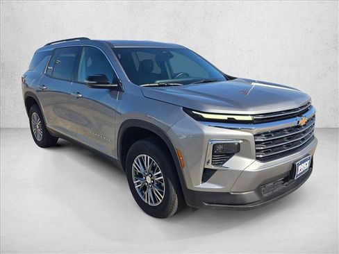Used 2026 Chevrolet Traverse LT FWD image 3