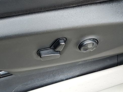 Used 2024 Chrysler Pacifica Touring-L FWD image 6