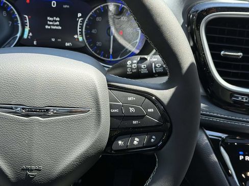New 2026 Chrysler Pacifica Limited w/ Uconnect Theater Family Group FWD image 21