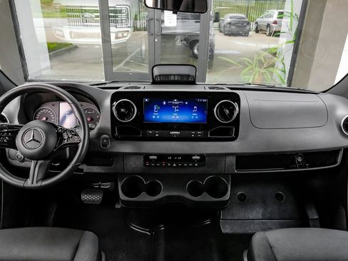 Used 2025 Mercedes-Benz Sprinter 2500 image 10