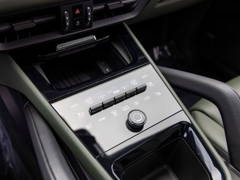 Certified 2024 Porsche Cayenne Coupe AWD/4WD image 43