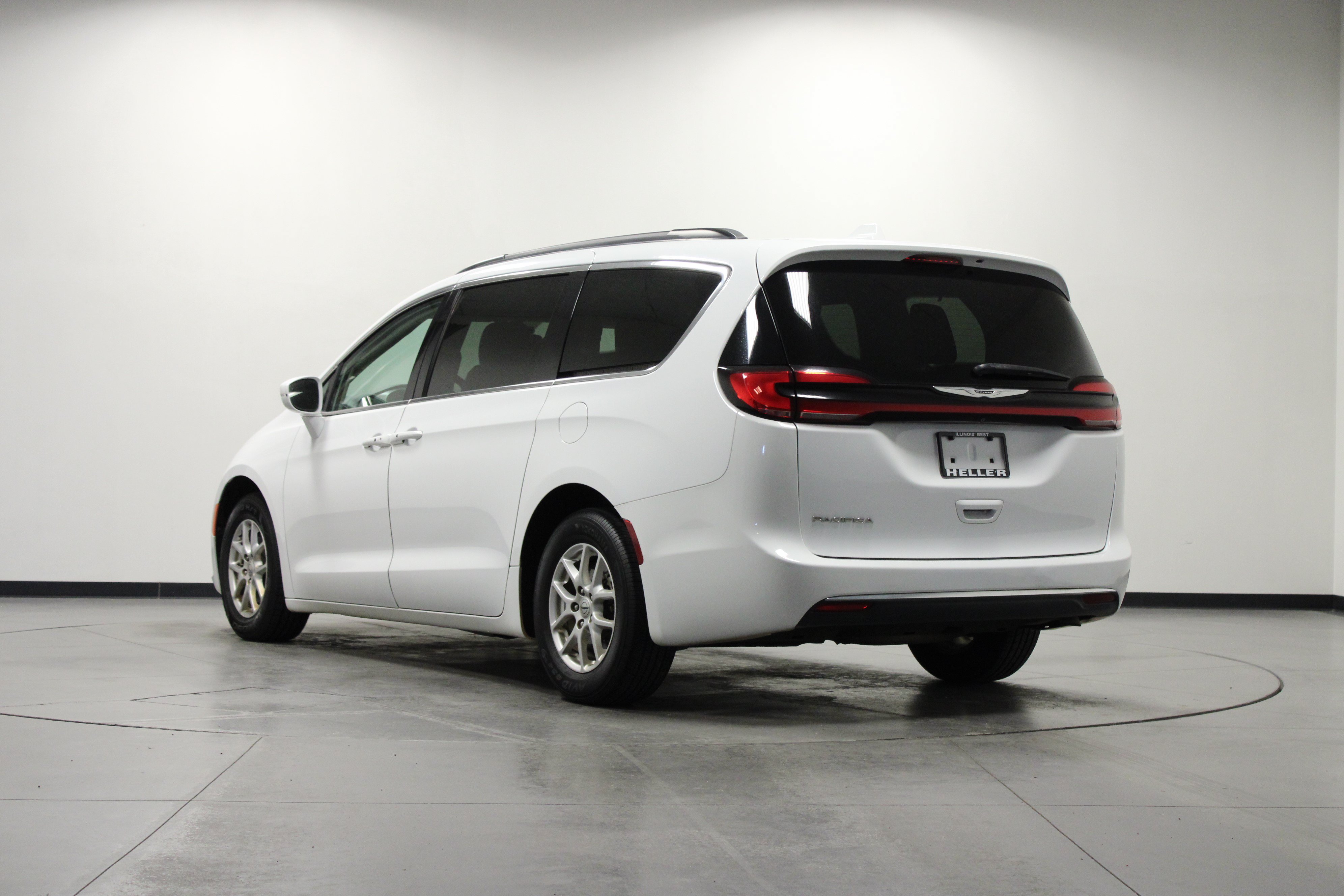Used 2022 Chrysler Pacifica Touring-L FWD image 6