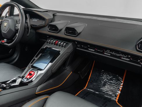 Used 2020 Lamborghini Huracan EVO image 14