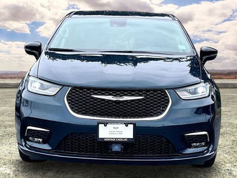 Used 2024 Chrysler Pacifica Touring-L FWD image 2