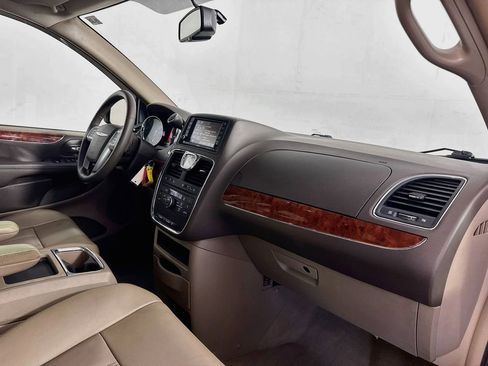 Used 2014 Chrysler Town & Country Touring FWD image 29