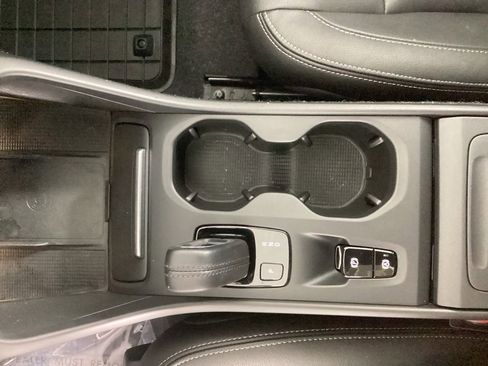 Used 2021 Volvo XC40 T5 Momentum w/ Premium Package image 26