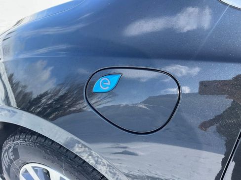 Used 2023 Chrysler Pacifica Touring-L image 12