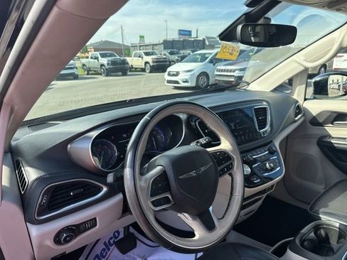 Used 2018 Chrysler Pacifica Limited w/ Advanced Safetytec Group FWD image 10