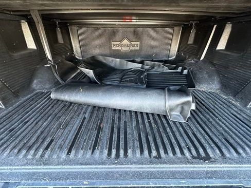 Used 2017 Nissan Titan SV image 16