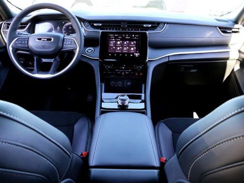 New 2025 Jeep Grand Cherokee L Laredo image 21