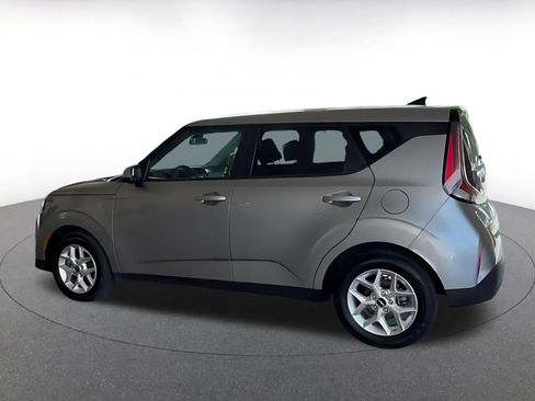 Used 2025 Kia Soul LX w/ LX Technology Package FWD image 9