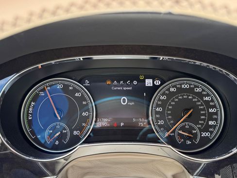 Used 2020 Bentley Bentayga Plug-In Hybrid AWD/4WD image 30