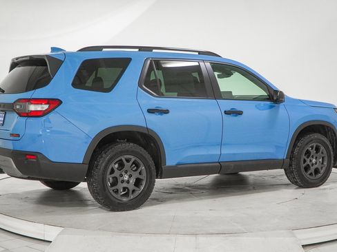Certified 2025 Honda Pilot TrailSport image 16