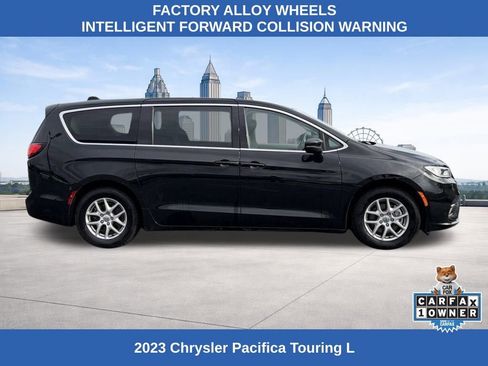 Used 2023 Chrysler Pacifica Touring-L image 6