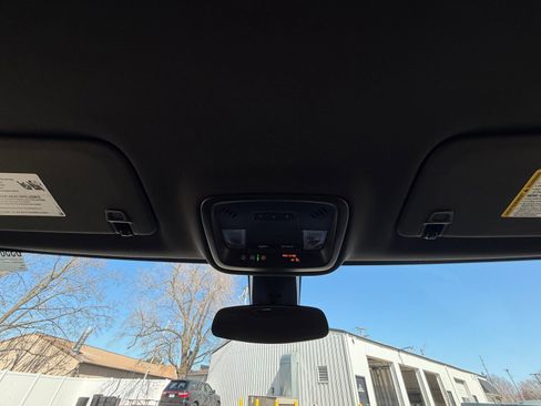 Used 2023 Chevrolet Traverse LT image 21