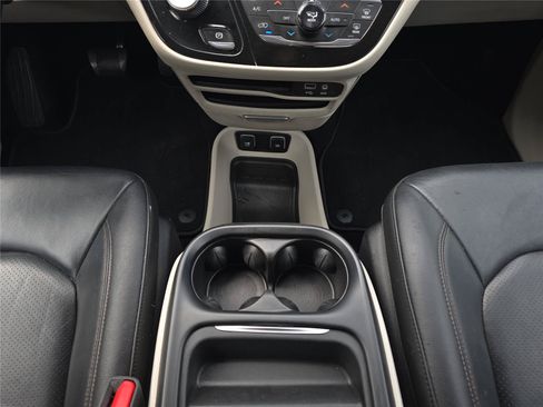 Used 2018 Chrysler Pacifica Touring-L w/ Advanced Safetytec Group FWD image 14