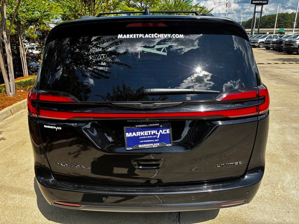 Used 2025 Chrysler Pacifica Limited FWD image 9