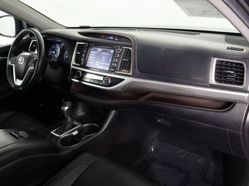 Used 2019 Toyota Highlander Limited w/ Carpet Mat Package (TMS) AWD/4WD image 9