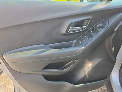Used 2019 Chevrolet Trax LT w/ LT Convenience Package AWD/4WD image 14