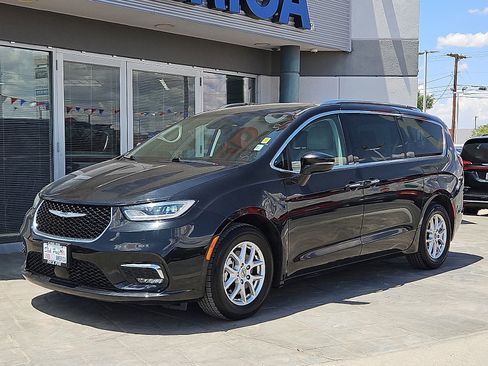 Used 2021 Chrysler Pacifica Touring-L FWD image 2