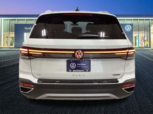 Certified 2025 Volkswagen Taos SE image 32