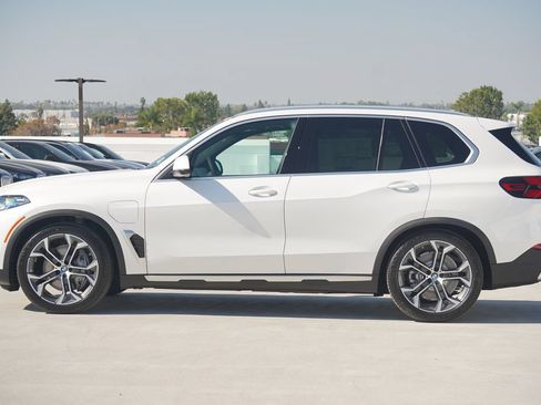 Used 2026 BMW X5 xDrive50e w/ Premium Package AWD/4WD image 4