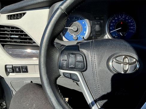 Used 2018 Toyota Sienna XLE image 16