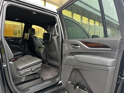 Used 2023 Cadillac Escalade ESV Premium Luxury AWD/4WD image 13