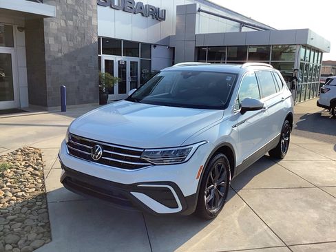 Used 2022 Volkswagen Tiguan SE w/ Panoramic Sunroof Package AWD/4WD image 2