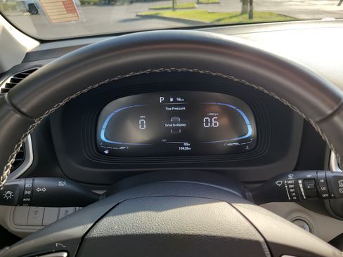 Used 2025 Hyundai Venue SEL FWD image 30