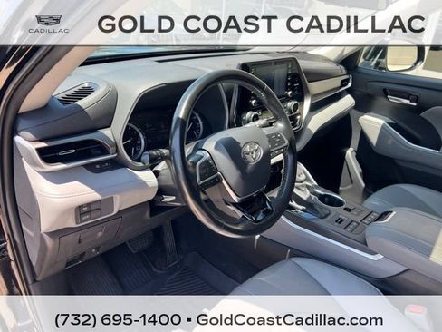 Used 2021 Toyota Highlander XLE AWD/4WD image 18