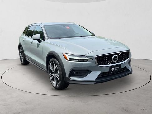 Certified 2025 Volvo V60 B5 Cross Country Plus AWD/4WD image 7
