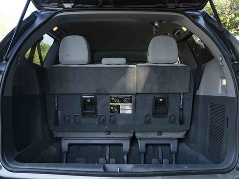 Used 2019 Toyota Sienna L FWD image 38