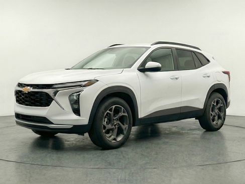 Used 2025 Chevrolet Trax LT image 3