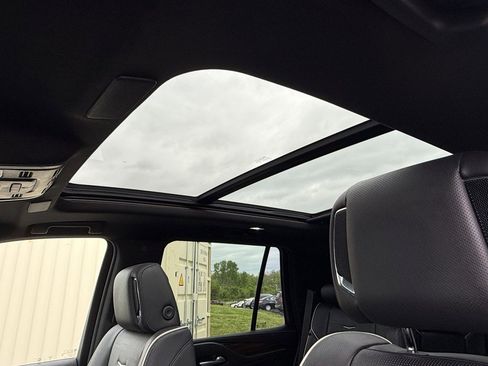 Used 2023 Cadillac Escalade Premium Luxury image 4