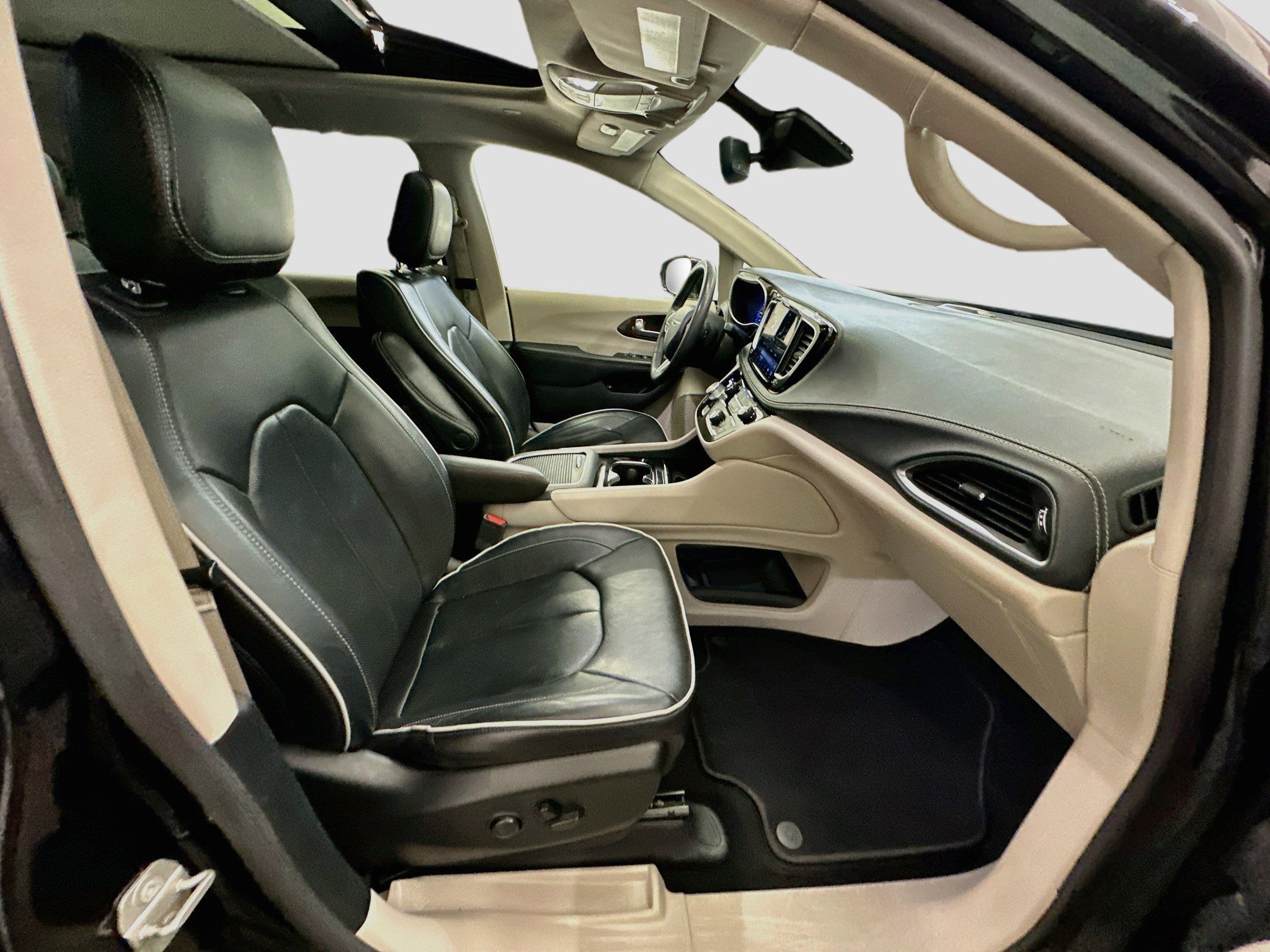 Used 2023 Chrysler Pacifica Limited FWD image 34