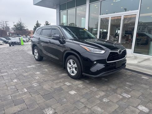 Used 2021 Toyota Highlander LE image 4