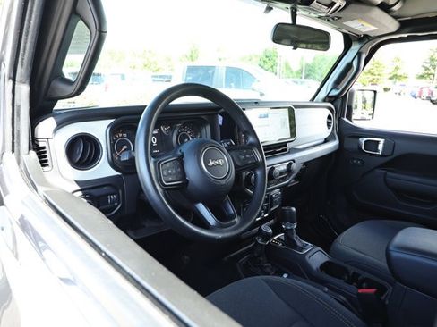 Used 2025 Jeep Gladiator Sport AWD/4WD image 23