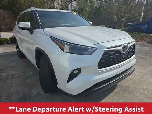 Used 2024 Toyota Highlander XLE image 11