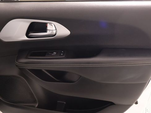 Used 2025 Chrysler Pacifica Limited FWD image 20