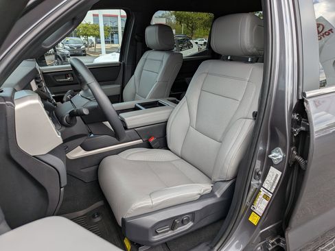 Used 2025 Toyota Tundra Limited AWD/4WD image 17