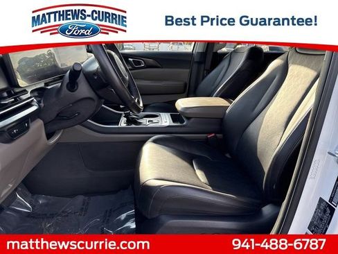 Used 2025 Kia Carnival FWD image 9