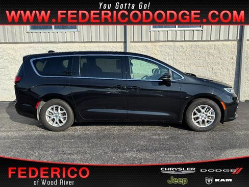 Used 2023 Chrysler Pacifica Touring-L FWD image 1