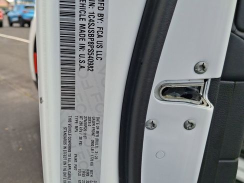 Used 2023 Jeep Wagoneer L Series II AWD/4WD image 32