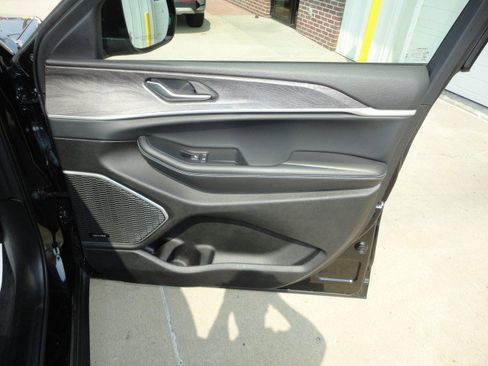 Used 2022 Jeep Grand Cherokee Limited image 19