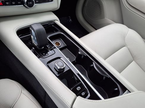 Certified 2024 Volvo XC90 B5 Core image 26