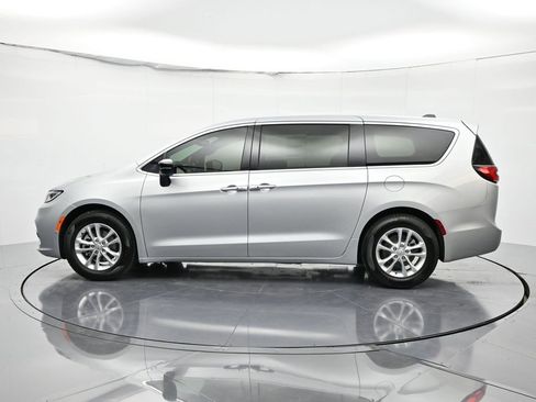 New 2026 Chrysler Pacifica Select image 8
