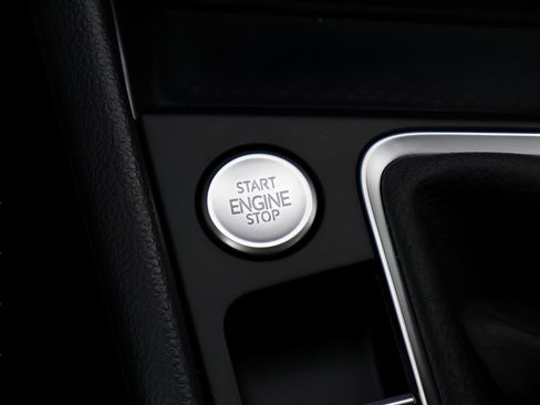 Used 2025 Volkswagen Jetta SE image 28